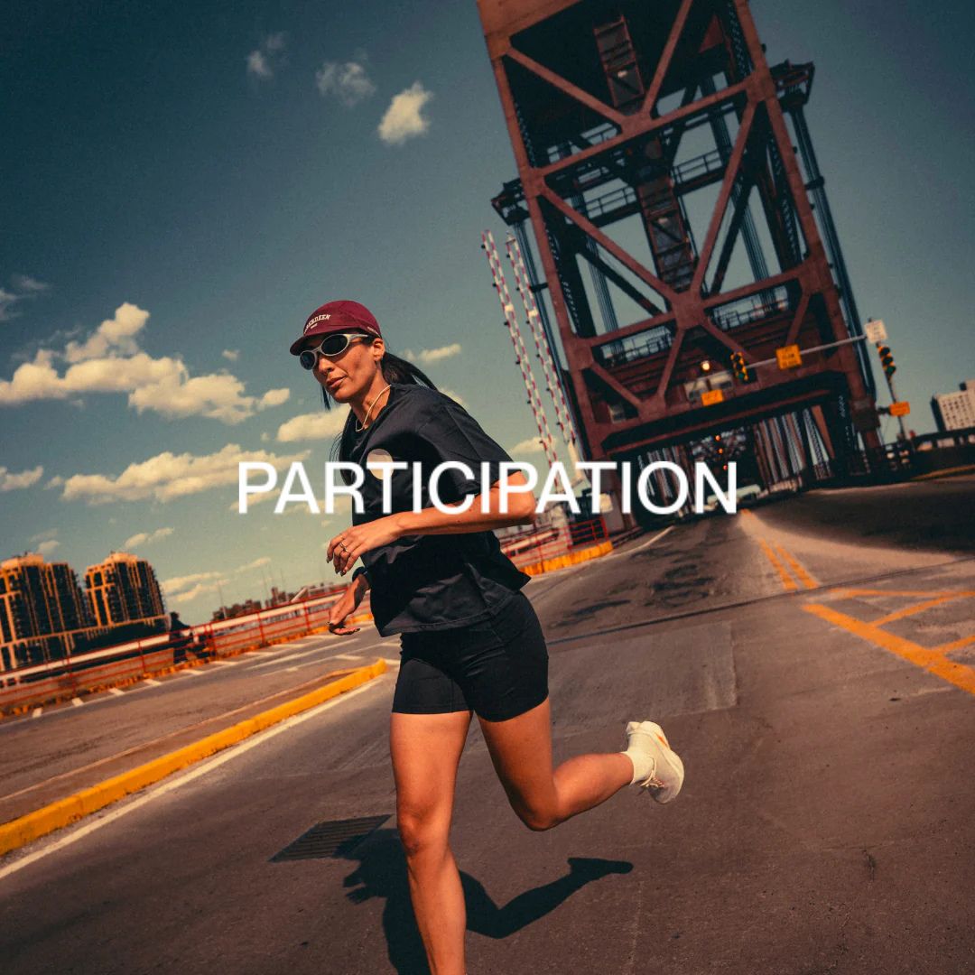 Woman on the road with a Participation outfit and Aberdeen model cap